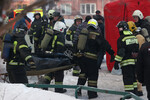 Спасатели во время извлечения тела погибшего на месте взрыва газа в пятиэтажном жилом доме на улице Линейная в Новосибирске, 9 февраля 2023 год