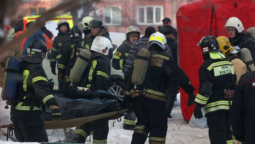 ТАСС: еще двух человек спасатели достали из-под завалов дома в Новосибирске
