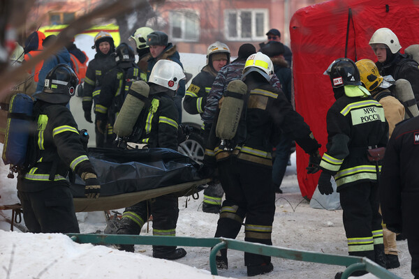 Спасатели во время извлечения тела погибшего на&nbsp;месте взрыва газа в&nbsp;пятиэтажном жилом доме на&nbsp;улице Линейная в&nbsp;Новосибирске, 9&nbsp;февраля 2023&nbsp;год