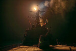 Пуск ракеты с военного корабля во время операции возглавляемой США коалиции против военных объектов в Йемене, 12 января 2024 года