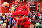 Во время празднования китайского лунного Нового года Дракона в даосском храме Гуань-Ди в Куала-Лумпуре, Малайзия, 10 февраля 2024 года
