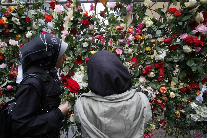 К&nbsp;кафедральному собору, недалеко от здания правительства, около&nbsp;которого прогремел взрыв, жители несли цветы, свечи, детские рисунки.