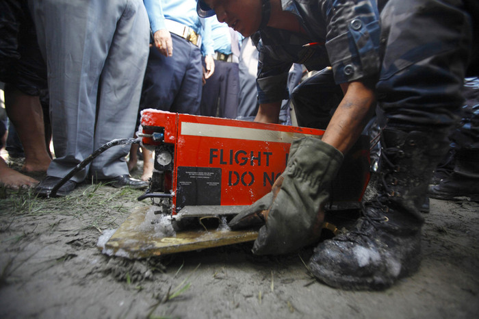 Самолет «Дорнье» вылетел из&nbsp;столицы Непала Катманду в&nbsp;город Луклу в&nbsp;Восточном Непале, от которого начинается маршрут к&nbsp;Эвересту. Однако через&nbsp;считанные минуты после взлета самолет рухнул на&nbsp;землю в&nbsp;километре от международного аэропорта Катманду «Трибхуван» рядом с&nbsp;рекой Манохара.
