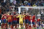 Футболисты сборной Испании сразу после финального свистка.