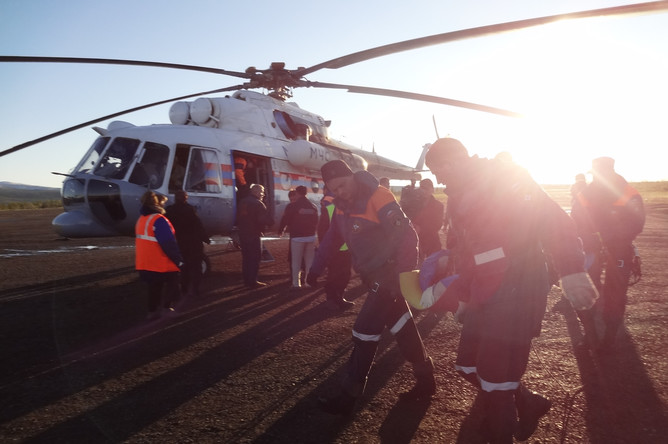 Работа спасателей на месте крушения вертолета в Якутии