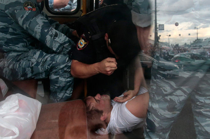 Избиение задержанного Дмитрия Монахова в автозаке 