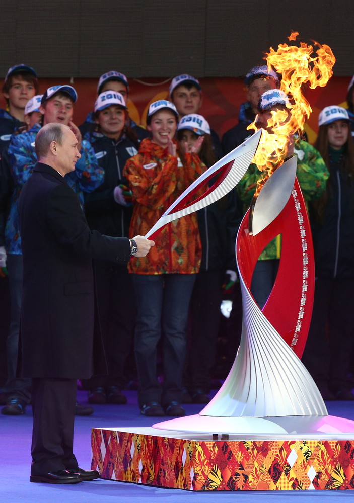 Владимир Путин зажигает олимпийский огонь