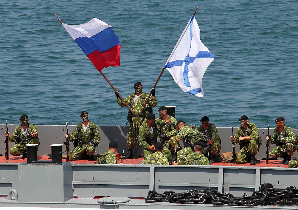 Моряки Черноморского флота России во время военно-морского театрализованного представления в честь Дня Военно-Морского флота РФ в Севастополе. 2013 год