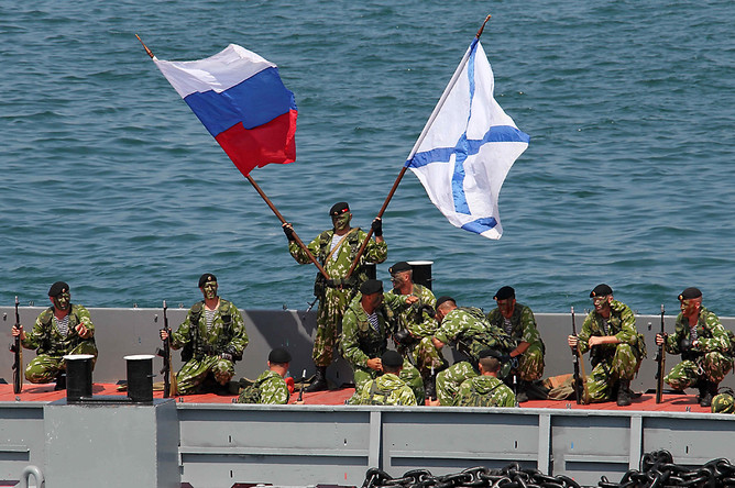 Моряки Черноморского флота России во время военно-морского театрализованного представления в честь Дня Военно-Морского флота РФ в Севастополе. 2013 год