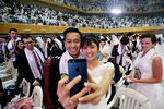 В Южной Корее, в городе Капхен, одновременно поженились 3800 пар. И это не рекорд — в 2009 году одновременно сочетались браком 20 тысяч пар