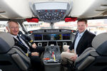 Вице-президент Росс Митчелл (справа) в салоне самолета Bombardier CS100 на авиасалоне в Ле-Бурже