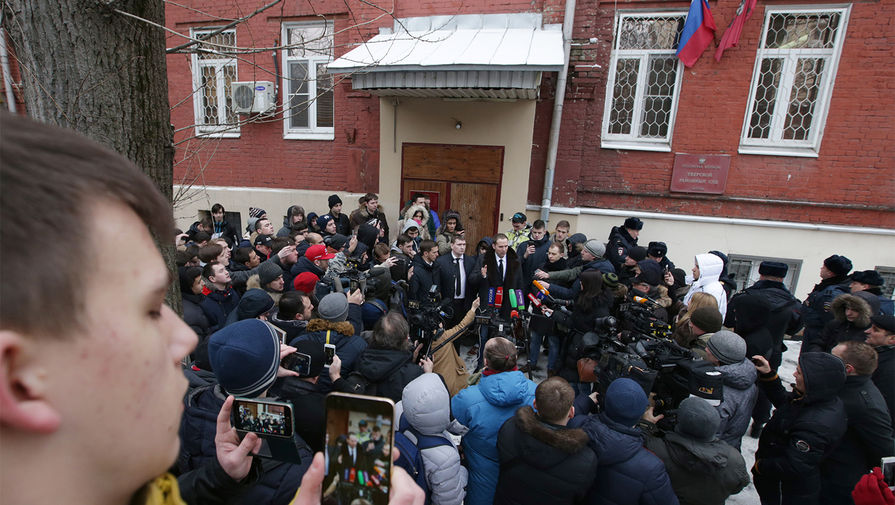 Сторонники основателя автопроекта &laquo;Смотра.ру&raquo; и лидера московских стритрейсеров Эрика Китуашвили, выступающие против его задержания, у&nbsp;здания Тверского суда