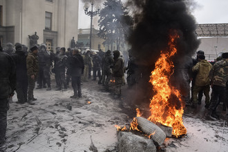 Горящие покрышки во время акции протеста около здания Верховной рады Украины в Киеве, 16 января 2018 года