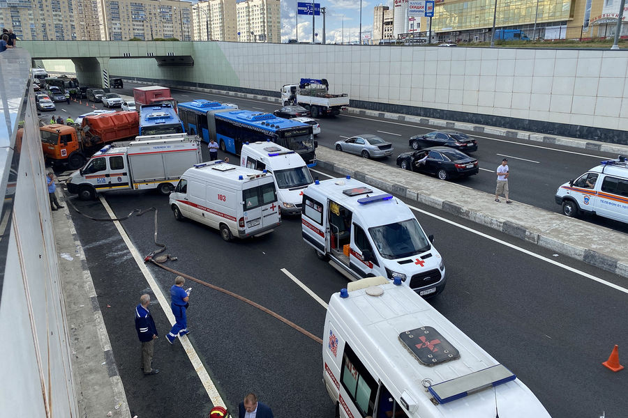 Последствия столкновения рейсового автобуса с&nbsp;грузовым автомобилем на&nbsp;Боровском шоссе в&nbsp;Москве, 4 августа 2021 года