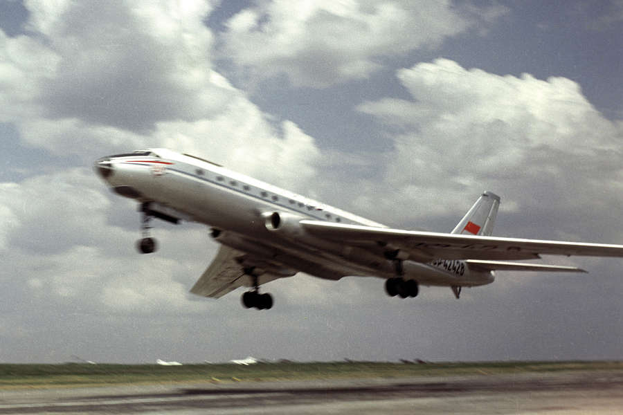 Самолет Ту-104