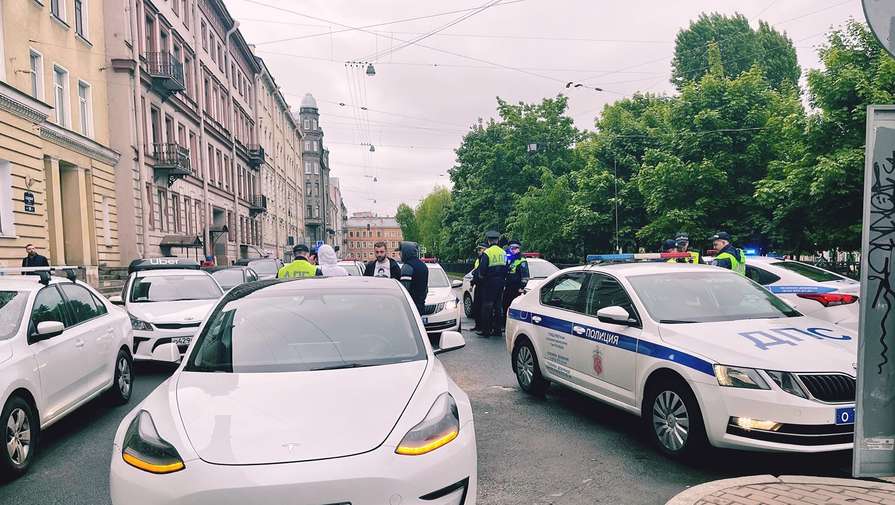 В Санкт-Петербурге поймали лихача на электромобиле Tesla