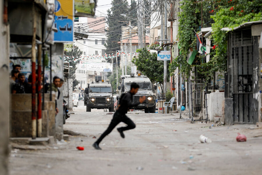 Палестинец убегает от столкновения с&nbsp;израильскими войсками во время рейда в&nbsp;Наблусе, 13&nbsp;июня 2023&nbsp;года
