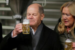 Федеральный канцлер Германии Олаф Шольц во время посещения пивоварни в городе Ульм, Германия, 2023 год