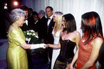Королева Великобритании Елизавета II и участницы группы Spice Girls, 1997 год