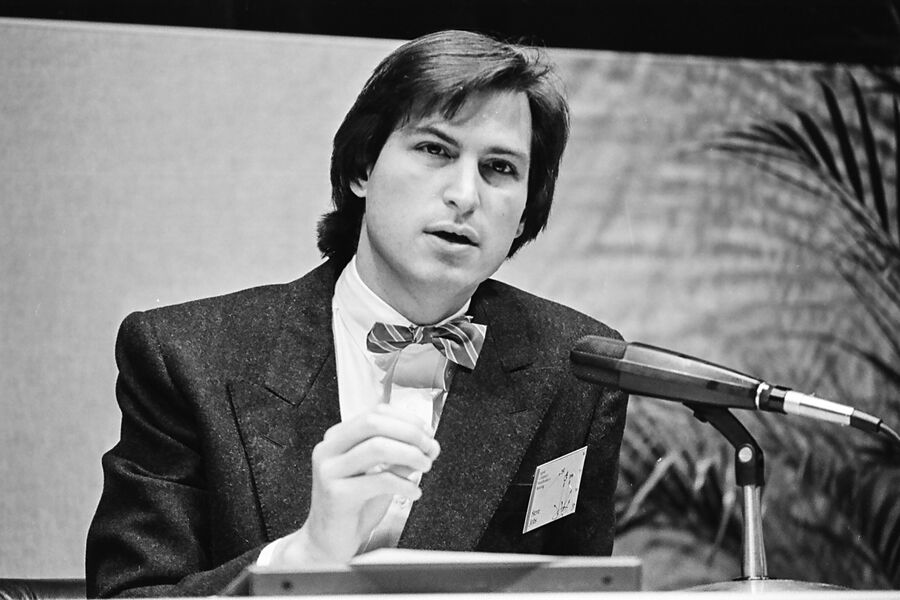 Стив Джобс выступает на&nbsp;собрании акционеров Apple, 1984&nbsp;год