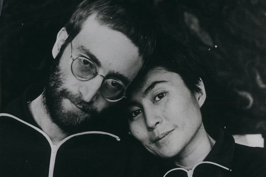 Музыкант Джон Леннон с&nbsp;женой Йоко Оно в&nbsp;1970 году, это первая фотография Леннона с&nbsp;короткой стрижкой после смены имиджа 
