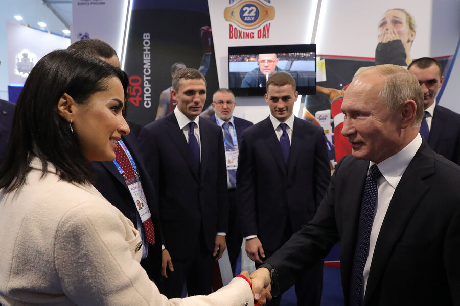 Президент РФ Владимир Путин и Тина Канделаки во время посещения выставки &laquo;Современный спорт&raquo; в&nbsp;Нижнем Новгороде, 2019&nbsp;год
