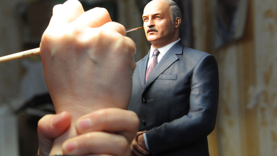 Роспись фигуры президента Белоруссии Александра Лукашенко на студии в Санкт-Петербурге, 2011 год