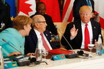 Президент США Дональд Трамп беседует с канцлером Германии Ангелой Меркель (слева) и президентом Туниса Бежи Каиду Эссебси на расширенном заседании саммита G7 в городе Таормина, Сицилия, Италия, 27 мая 2017 года
