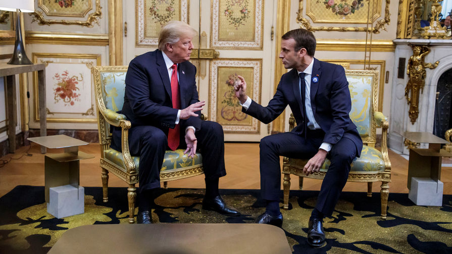 Президент США Дональд Трамп и президент Франции Эмманюэль Макрон во время встречи в Елисейском дворце в Париже, 10 ноября 2018 года