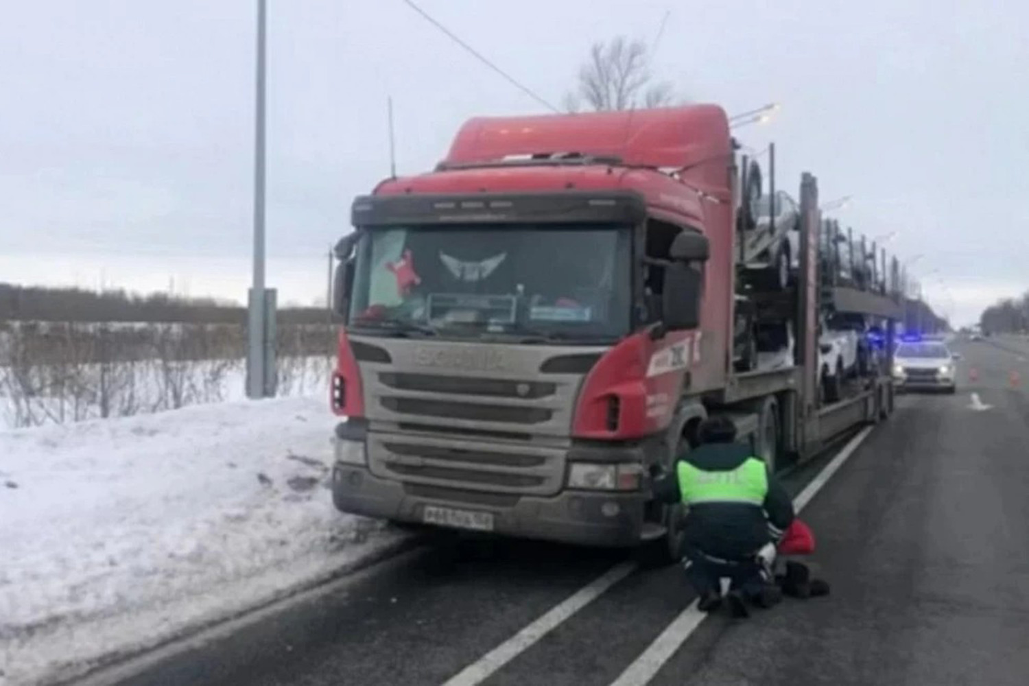 Инспекторам ДПС пришлось стрелять по автовозу, чтобы остановить  дальнобойщика - Газета.Ru | Новости