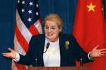 Госсекретарь США Мадлен Олбрайт во время пресс-конференции в Пекине