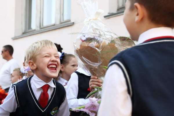 Школьники на&nbsp;торжественной линейке, посвященной Дню знаний, в&nbsp;прогимназии №1 в&nbsp;Новосибирске