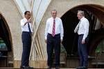 Слева направо: президент Индонезии Джоко Видодо, президент Турции Реджеп Тайип Эрдоган и премьер-министр Австралии Энтони Албаниз во время саммита лидеров G2 в Нуса-Дуа, Бали, 15 ноября 2022 года