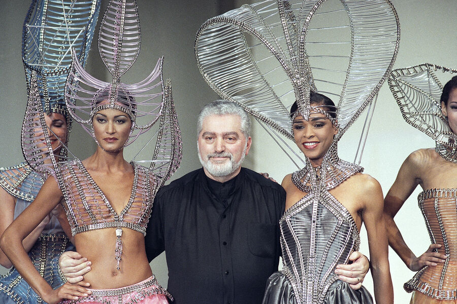 Пако Рабан обнимает моделей после презентации своей весенне-летней коллекции 27&nbsp;января 1993&nbsp;года в&nbsp;Париже