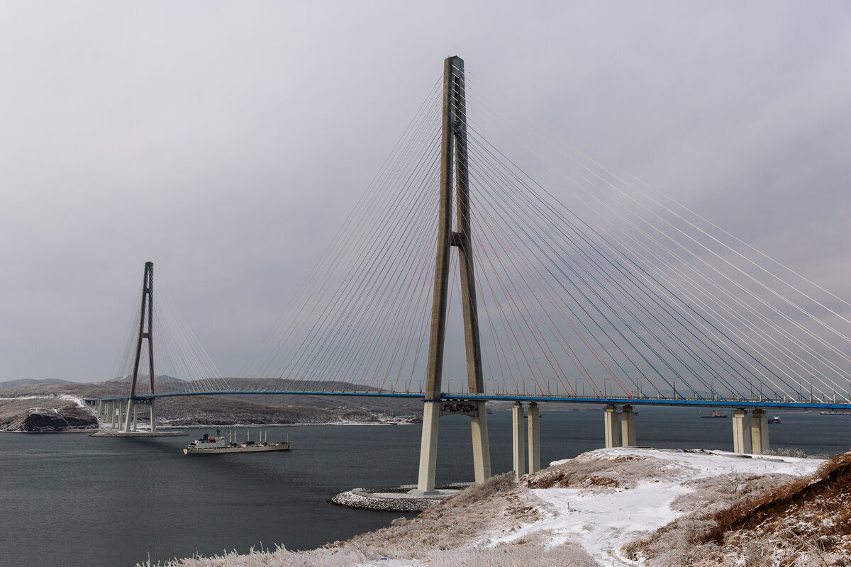 Мост во Владивостоке временно закрыли для большегрузов из-за штормового  ветра - Газета.Ru | Новости