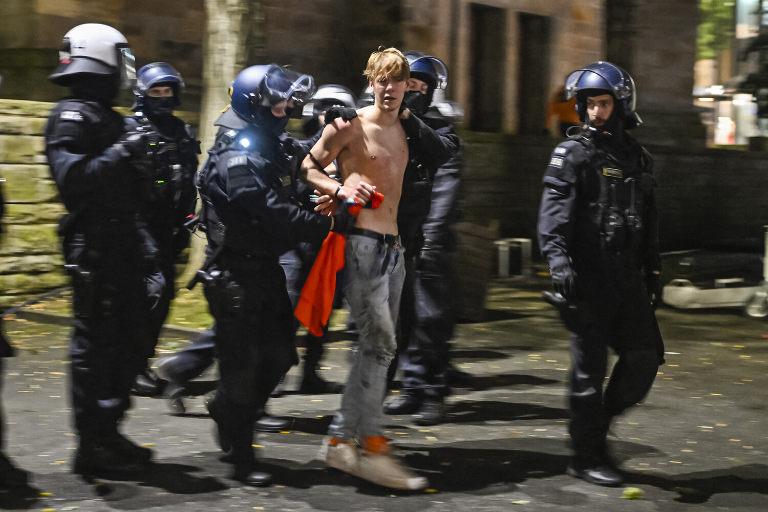Болельщика сборной Англии сопровождает полиция после победы сборной футбольной команды Англии над сборной Нидерландов. Дортмунд, Германия, 10 июля 2024 года