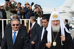 Председатель Государственного совета Кубы Рауль Кастро и патриарх Московский и всея Руси Кирилл (слева направо) во время встречи в аэропорту города Гаваны