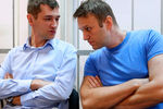 Алексей Навальный и его брат Олег (справа налево), обвиняемые в хищении у косметической компании «Ив Роше» более 26 млн руб., перед заседанием в Замоскворецком суде