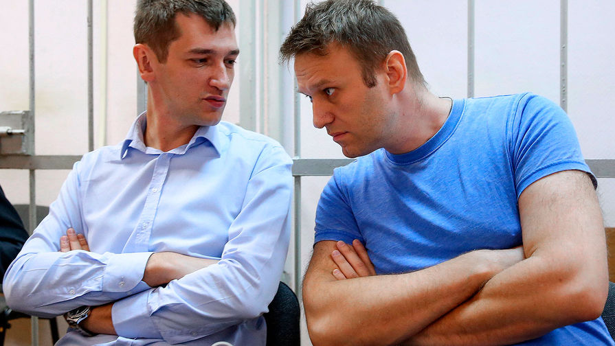 Алексей Навальный и его брат Олег (справа налево), обвиняемые в хищении у косметической компании «Ив Роше» более 26 млн руб., перед заседанием в Замоскворецком суде