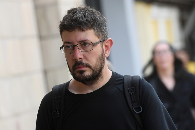 Дизайнер Артемий Лебедев перед церемонией прощания с Антоном Носиком в Центральном доме литераторов в Москве, 11 июля 2017 года