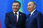 Президент Узбекистана Шавкат Мирзияев (слева) и президент Казахстана Нурсултан Назарбаев