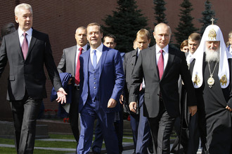 Президент РФ Владимир Путин, председатель правительства РФ Дмитрий Медведев, мэр Москвы Сергей Собянин и патриарх Московский и Всея Руси Кирилл перед торжественной церемонией открытия Дня города на Красной площади в Москве