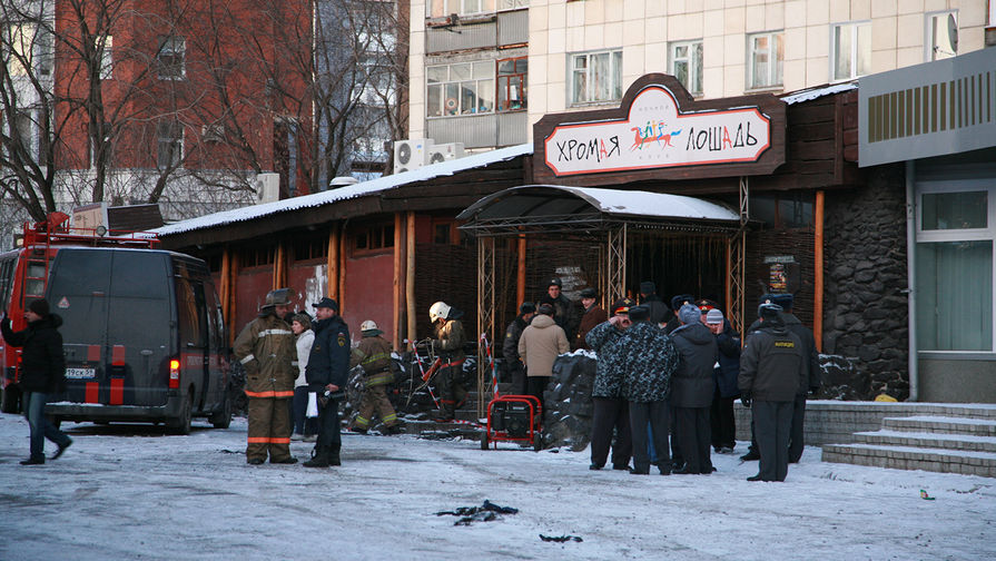 Около клуба «Хромая лошадь» в Перми после пожара, 5 декабря 2009 года