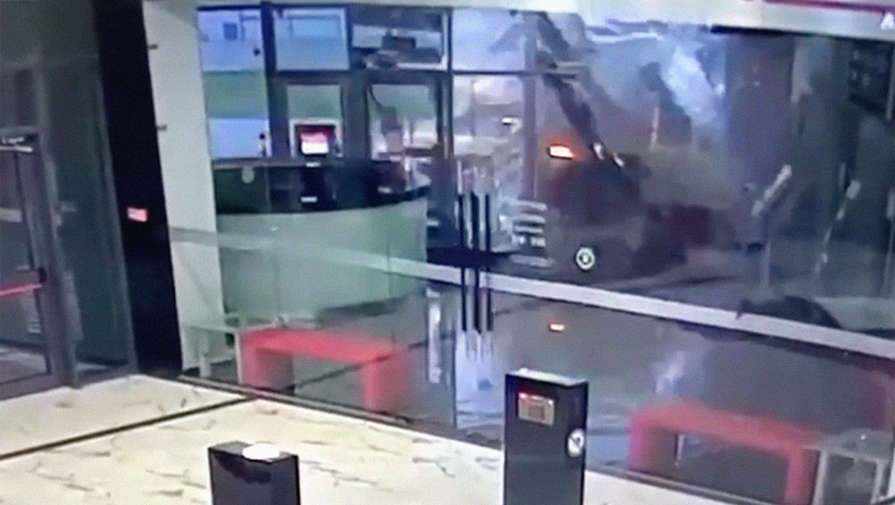 Видео: такси из-за отказа тормозов влетело в ТЦ на юге Москвы
