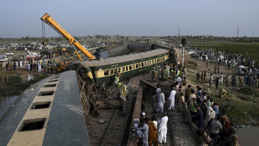 Выросло число погибших при сходе поезда с рельсов в Пакистане