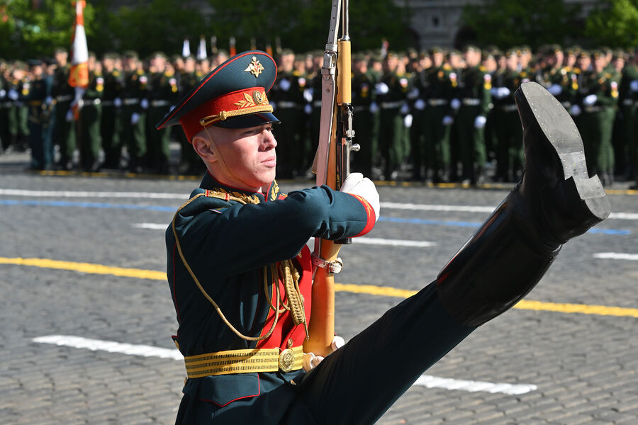 Военнослужащий 154-го отдельного комендантского Преображенского полка на&nbsp;Красной площади в&nbsp;Москве перед&nbsp;началом военного парада, посвященного 80-летию Победы в&nbsp;Великой Отечественной войне, 09&nbsp;мая 2025&nbsp;года