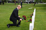 Президент РФ Владимир Путин во время возложения цветов к могилам советских воинов на мемориальном кладбище «Форт Ричардсон» на Аляске, 16 августа 2025 года