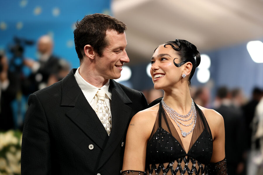 Дуа Липа и ее парень Каллум Тёрнер во время бала Met Gala в&nbsp;Метрополитен-музее, Нью-Йорк, 05&nbsp;мая 2025&nbsp;года 