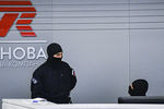 Сотрудники правоохранительных органов в офисе компании «Ренова» в Москве