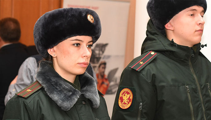 Демонстрация образцов обмундирования, средств защиты и вооружения для военнослужащих Росгвардии в...